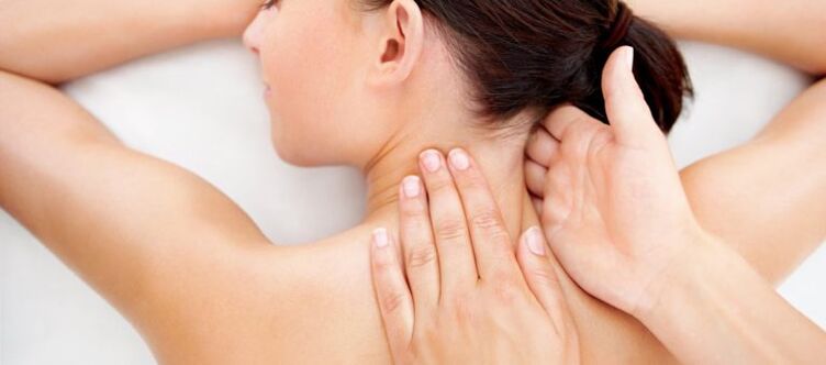 Realización de masajes terapéuticos para la prevención de la osteocondrosis cervical. 
