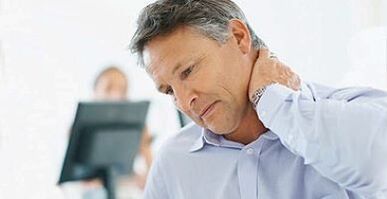 Los síntomas de la osteocondrosis cervical son dolor de cuello. 