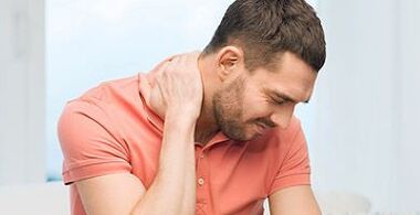 dolor de cuello en un hombre con osteocondrosis cervical