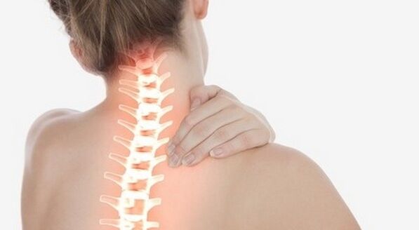 dolor en la columna cervical debido a la osteocondrosis