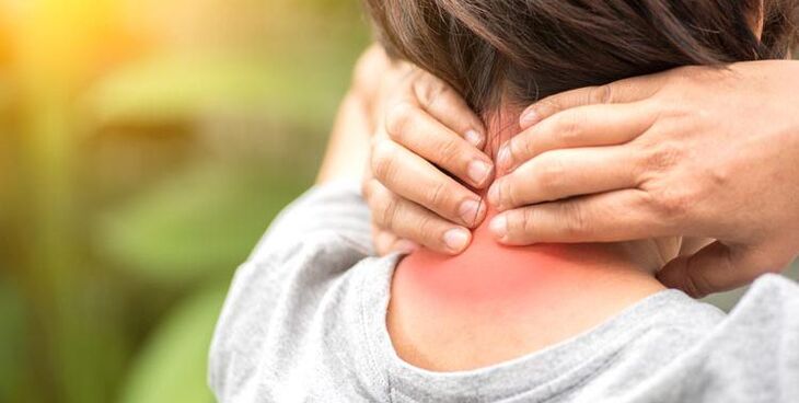 dolor en la columna cervical de una mujer